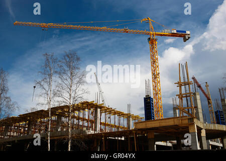 Grue à tour de construction jaune contre le ciel bleu Banque D'Images