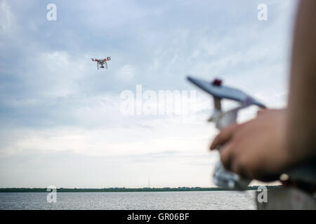 Vol au-dessus de l'eau homme drone de surface Banque D'Images