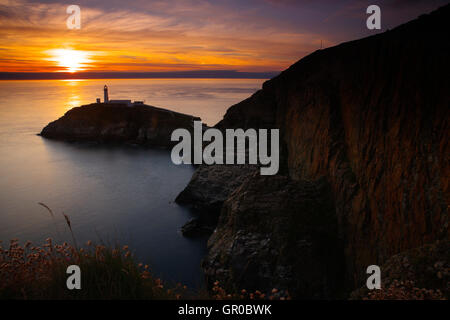 Phare de South Stack au coucher du soleil, île d'Anglesey, Banque D'Images