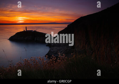 Phare de South Stack au coucher du soleil, île d'Anglesey, Banque D'Images