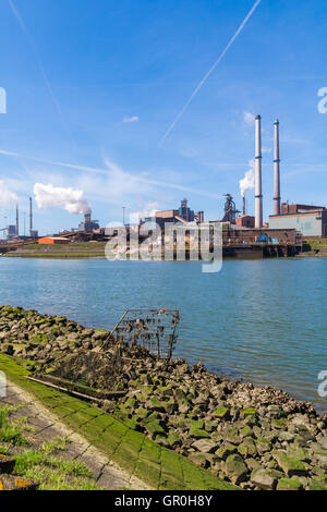 L'industrie de l'acier et du Canal de la mer du Nord à IJmuiden près d'Amsterdam aux Pays-Bas Banque D'Images