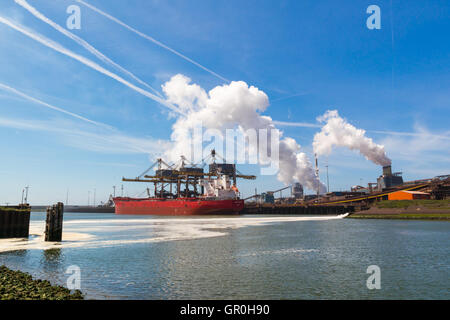 L'industrie de l'acier et du Canal de la mer du Nord à IJmuiden près d'Amsterdam aux Pays-Bas Banque D'Images