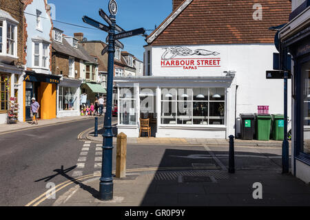 Port attrayant Street à Whitstable, Kent, avec une variété de petites boutiques qui attirent beaucoup de visiteurs pendant les mois d'été, Kent, UK Banque D'Images