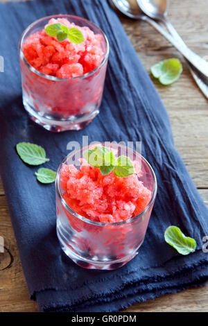 Granité de fraises à la menthe (desserts congelés) en partie verres close up Banque D'Images