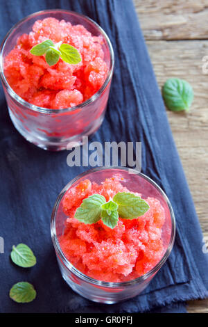 Granité de fraises à la menthe (desserts congelés) en partie verres sur fond de bois rustique Banque D'Images