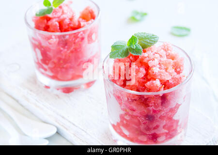 Granité de fraises à la menthe (desserts congelés) en partie verres close up Banque D'Images