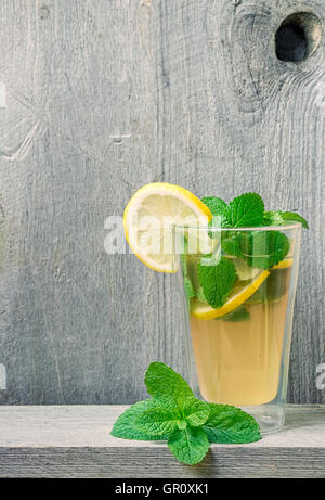 Des lacto-fermenté boisson rafraîchissante avec des tranches de citron et feuilles de menthe et de mélisse. Banque D'Images