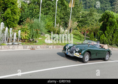 Scena, Italie - Juillet 08, 2016 : Jaguar JK 150 Scena Road en direction de Scena village Banque D'Images