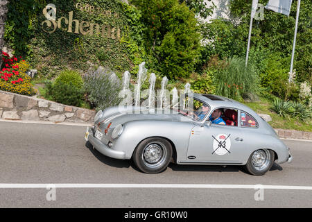 Merano, Italie - Juillet 08, 2016 : Porsche 356-GT sur la route en direction de Scena Scena village Banque D'Images