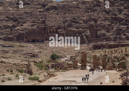 Vue de tombeaux royaux d'un côté du Cardo Maximus Petra. La Jordanie Banque D'Images