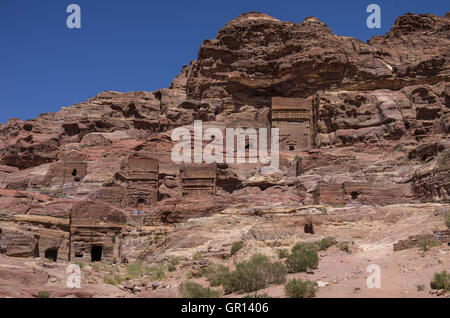 Grotte des tombes dans le Jebel Madbah mountain. Petra, Jordanie Banque D'Images