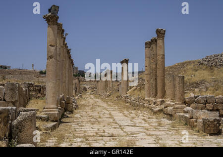 Colonnes du cardo maximus, ancienne ville romaine de Gérasa antique de Jerash, Jordanie moderne , Banque D'Images