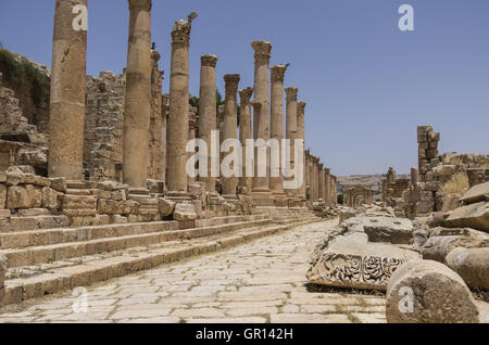 Colonnes du cardo maximus, ancienne ville romaine de Gérasa antique de Jerash, Jordanie moderne , Banque D'Images