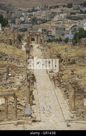 Colonnes du cardo maximus, ancienne ville romaine de Gérasa antique de Jerash, Jordanie moderne , Banque D'Images