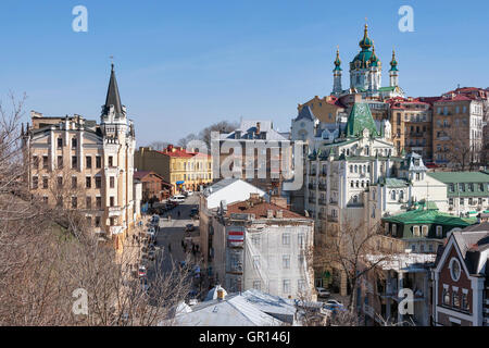 Vue sur St Andrew's Church, descente Andriyivskyy Vozdvizhenka et dans le district de Kiev, Ukraine Banque D'Images