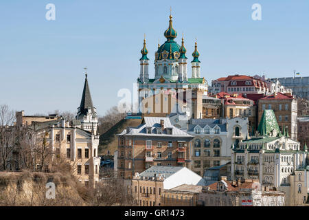 Vue sur St Andrew's Church, descente Andriyivskyy Vozdvizhenka et dans le district de Kiev, Ukraine Banque D'Images