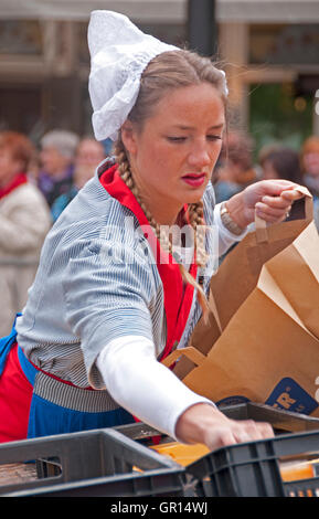 Un fromage 'girl' : dans un costume traditionnel vend des échantillons au Marché au Fromage d'Alkmaar, Pays-Bas Banque D'Images