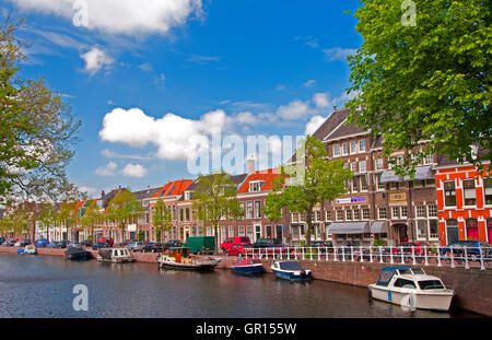 Scène de rue le long d'un canal à Amsterdam, Hollande, Pays-Bas Banque D'Images