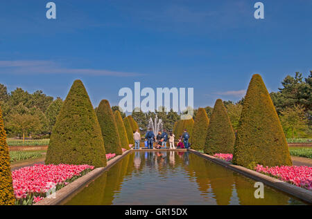 Les visiteurs de jardins de Keukenhof, Lisse, Hollande, admirer une cascade Banque D'Images