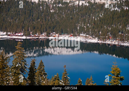 Donner Lake, en Californie, avec la neige en hiver Banque D'Images