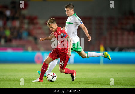 Prague, République tchèque. 08Th Sep 2016. Vaclav Kadlec (Rép. tchèque) contre McNair Paddy (N. L'Irlande) pendant la Coupe du Monde de football match de l'habitation admissible entre la République tchèque et l'Irlande du Nord à Prague, République tchèque, 04 septembre 2016. Photo : Thomas Eisenhuth/DPA - PAS DE FIL - SERVICE/dpa/Alamy Live News Banque D'Images