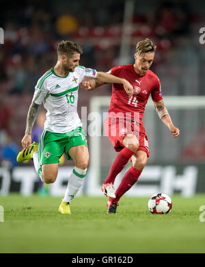 Prague, République tchèque. 08Th Sep 2016. Vaclav Kadlec (Rép. tchèque) contre Oliver Norwood (N. L'Irlande) pendant la Coupe du Monde de football match de l'habitation admissible entre la République tchèque et l'Irlande du Nord à Prague, République tchèque, 04 septembre 2016. Photo : Thomas Eisenhuth/DPA - PAS DE FIL - SERVICE/dpa/Alamy Live News Banque D'Images