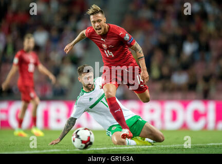 Vaclav Kadlec (Rép. tchèque) contre Oliver Norwood (N. L'Irlande) pendant la Coupe du Monde de football match de l'habitation admissible entre la République tchèque et l'Irlande du Nord à Prague, République tchèque, 04 septembre 2016. Photo : Thomas Eisenhuth/DPA - AUCUN FIL SERVICE - Banque D'Images