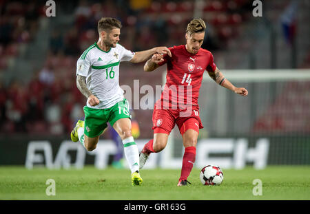 Vaclav Kadlec (Rép. tchèque) contre Oliver Norwood (N. L'Irlande) pendant la Coupe du Monde de football match de l'habitation admissible entre la République tchèque et l'Irlande du Nord à Prague, République tchèque, 04 septembre 2016. Photo : Thomas Eisenhuth/DPA - AUCUN FIL SERVICE - Banque D'Images