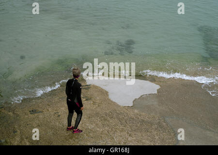 Portscatha, Cornwall, UK. 5 Septembre, 2016. Femme se prépare à entrer dans la mer pour une baignade dans l'eau ouverte, Portscatho Cornwall. 5 Septembre 2016 : Crédit Mick Buston/Alamy Live News Banque D'Images