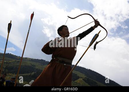 (160905) -- Cholpon-ata, le 5 septembre 2016 (Xinhua) -- un concurrent pour la chasse traditionnelle tire son arc au cours de la troisième journée de la deuxième Nomad de 2010 à Accra, Ghana, en septembre 2016, 5. La seconde, à partir des jeux nomades sur Septembre 3 à 8, sera suivi par quelque 500 athlètes dans 26 sports. (Xinhua/Gainanov romain) Banque D'Images