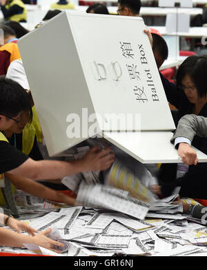 Hong Kong, Chine. 12Th Mar, 2016. Les membres du personnel d'ouvrir une boîte de scrutin à Hong Kong, Chine du sud, le 5 septembre 2016. Soixante législateurs ont été élus à la sixième Conseil législatif de la Région administrative spéciale de Hong Kong (SAR), en fonction de Hong Kong's Commission des affaires électorales lundi. Credit : Lui Siu Wai/Xinhua/Alamy Live News Banque D'Images