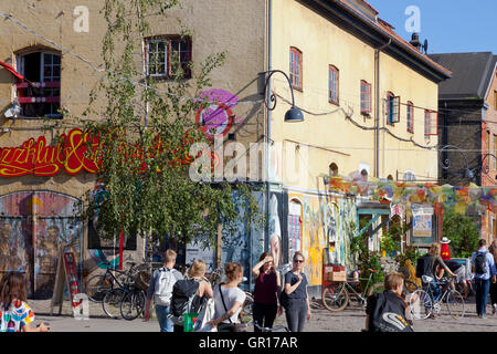 Copenhague, Danemark. 5 Septembre, 2016. Les touristes et visiteurs dans Pusher Street à Freetown Christiania après le déterminé les résidents de Christiania démoli les stands de vente de cannabis vendredi dernier, deux jours après une fusillade au cours de laquelle deux policiers danois ont été blessés. La photographie interdite a été peint avec un coeur rose. L'idée est d'occuper l'espace à Pusher Street avec ses boutiques et étals de vente et la production d'autres produits tels que l'alimentation de rue, les vêtements, etc. Crédit : Niels Quist/Alamy Live News Banque D'Images