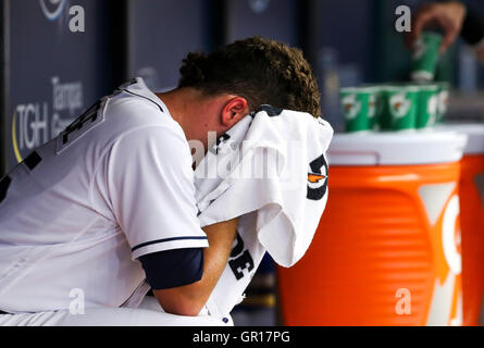 Saint Petersburg, Florida, USA. 12Th Mar, 2016. Rays de Tampa Bay le lanceur partant Matt Andriese (35) dans l'étang après le haut de la cinquième manche du match entre les Orioles de Baltimore et les Rays de Tampa Bay au Tropicana Field à Saint-Pétersbourg, en Floride, le lundi 5 septembre 2016. Credit : Vragovic/Tampa Bay Times/ZUMA/Alamy Fil Live News Banque D'Images