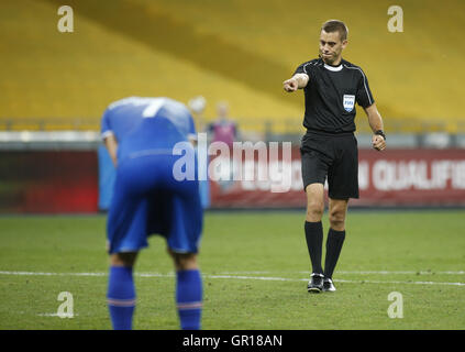 5 septembre 2016 - Arbitre de France Clément Turpin (R) au cours de la gestes 2018 match de qualification pour la Coupe du monde, l'UEFA Groupe I entre l'Ukraine et l'Islande au Stade Olympique de Kiev, le 5 septembre 2016. © Michel Stepanov/ZUMA/Alamy Fil Live News Banque D'Images