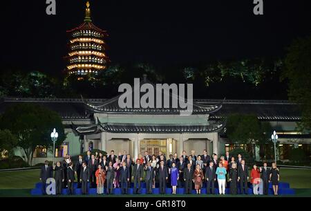 Hangzhou, Chine. 5 Septembre, 2016. Les dirigeants du monde présents au Sommet du G20 pour une photo de famille devant la pagode Leifeng à Westlake 4 septembre 2016 à Hangzhou, Chine. Credit : Planetpix/Alamy Live News Banque D'Images