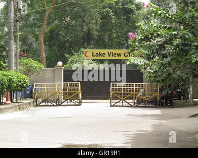 Dhaka, Bangladesh. 06Th Sep 2016. Les forces de sécurité gardent l'entrée de la boulangerie artisanale Holey fermé à Dhaka, Bangladesh, 01 septembre 2016. Il y a deux mois, dans la nuit du 02 juillet 2016, sept preneurs d'otages de territoires le café pendant des heures- un endroit populaire auprès des étrangers à Dhaka. Ils ont tué 20 visiteurs et deux agents de police. Six otages ont été tués comme le café a été pris d'assaut. La terreur de l'État islamique de la milice a soutenu la loi pour eux-mêmes. Le gouvernement du Bangladesh refuse qu'ISIS est actif dans le pays. Photo : STEFAN MAUER/dpa/Alamy Live News Banque D'Images