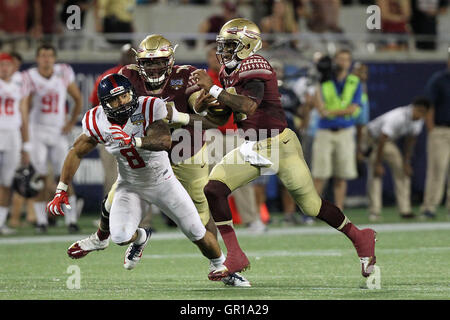 Orlando, Floride, USA. Sep 6, 2016. MONICA HERNDON | fois.Florida State Seminoles quarterback Deondre Francois (12) porte au cours du quatrième trimestre de la Camping World Kickoff contre les rebelles du Mississippi le lundi 5 septembre 2016 au Camping World Stadium à Orlando, Floride. Score final FSU 45, Ole Miss 34. © Monica Herndon/Tampa Bay Times/ZUMA/Alamy Fil Live News Banque D'Images