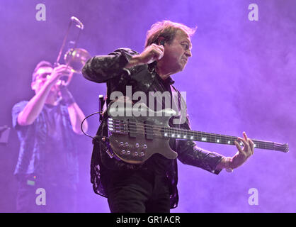 La bande 42 ont eu leur premier concert jamais à Buenos Aires. Photo : bassiste et leader interdiction Mark King Banque D'Images