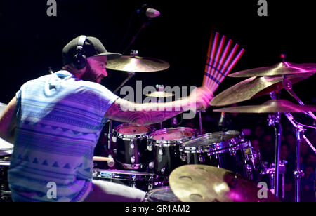 La bande 42 ont eu leur premier concert jamais à Buenos Aires. Photo : le batteur Pete Ray Biggin Banque D'Images