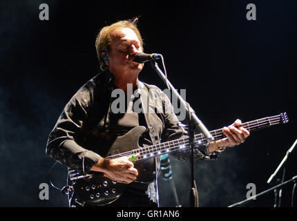 La bande 42 ont eu leur premier concert jamais à Buenos Aires. Photo : bassiste et leader interdiction Mark King Banque D'Images