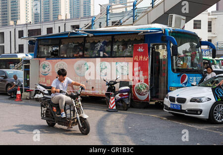 Zhengzhou, Zhengzhou, Chine. Sep 6, 2016. Zhengzhou, Chine- ?4 Septembre 2016 : ?(EDITORIAL ?utiliser ?SEULEMENT. ?CHINE ?OUT) Un bus est transformé en un restaurant fast food à Zhengzhou, capitale de la Chine centrale¡¯s Â La province du Henan. L'extrémité arrière de l'autobus est transformé en cuisine faire un fast food chinois y compris des nouilles et de la viande fraîche burger. © SIPA Asie/ZUMA/Alamy Fil Live News Banque D'Images