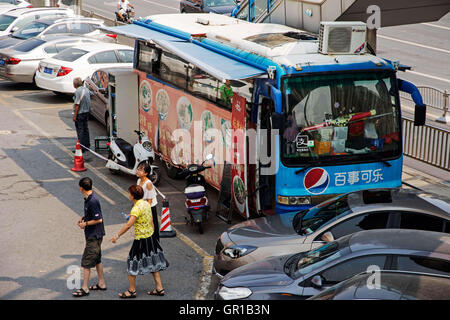 Zhengzhou, Zhengzhou, Chine. Sep 6, 2016. Zhengzhou, Chine- ?4 Septembre 2016 : ?(EDITORIAL ?utiliser ?SEULEMENT. ?CHINE ?OUT) Un bus est transformé en un restaurant fast food à Zhengzhou, capitale de la Chine centrale¡¯s Â La province du Henan. L'extrémité arrière de l'autobus est transformé en cuisine faire un fast food chinois y compris des nouilles et de la viande fraîche burger. © SIPA Asie/ZUMA/Alamy Fil Live News Banque D'Images