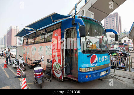 Zhengzhou, Zhengzhou, Chine. Sep 6, 2016. Zhengzhou, Chine- ?4 Septembre 2016 : ?(EDITORIAL ?utiliser ?SEULEMENT. ?CHINE ?OUT) Un bus est transformé en un restaurant fast food à Zhengzhou, capitale de la Chine centrale¡¯s Â La province du Henan. L'extrémité arrière de l'autobus est transformé en cuisine faire un fast food chinois y compris des nouilles et de la viande fraîche burger. © SIPA Asie/ZUMA/Alamy Fil Live News Banque D'Images