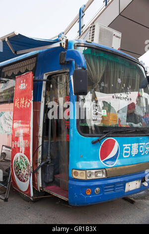 Zhengzhou, Zhengzhou, Chine. Sep 6, 2016. Zhengzhou, Chine- ?4 Septembre 2016 : ?(EDITORIAL ?utiliser ?SEULEMENT. ?CHINE ?OUT) Un bus est transformé en un restaurant fast food à Zhengzhou, capitale de la Chine centrale¡¯s Â La province du Henan. L'extrémité arrière de l'autobus est transformé en cuisine faire un fast food chinois y compris des nouilles et de la viande fraîche burger. © SIPA Asie/ZUMA/Alamy Fil Live News Banque D'Images