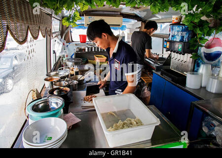 Zhengzhou, Zhengzhou, Chine. Sep 6, 2016. Zhengzhou, Chine- ?4 Septembre 2016 : ?(EDITORIAL ?utiliser ?SEULEMENT. ?CHINE ?OUT) Un bus est transformé en un restaurant fast food à Zhengzhou, capitale de la Chine centrale¡¯s Â La province du Henan. L'extrémité arrière de l'autobus est transformé en cuisine faire un fast food chinois y compris des nouilles et de la viande fraîche burger. © SIPA Asie/ZUMA/Alamy Fil Live News Banque D'Images