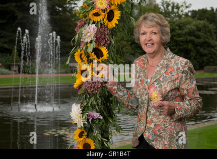 La télévision britannique et comédienne Penelope Keith ouvre la RHS Wisley Flower Show à Wisley RHS Garden, Surrey, Royaume-Uni, le 6 septembre 2016 Banque D'Images