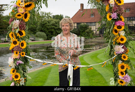 La télévision britannique et comédienne Penelope Keith ouvre la RHS Wisley Flower Show à Wisley RHS Garden, Surrey, Royaume-Uni, le 6 septembre 2016 Banque D'Images