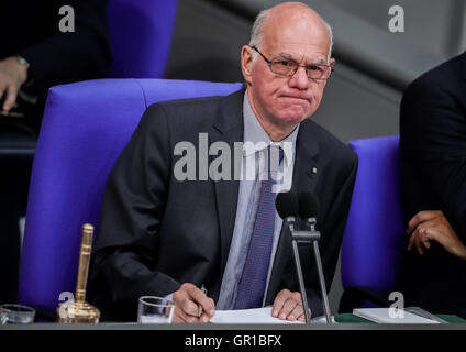 Berlin, Allemagne. 06 Sep, 2016. Le Président du Bundestag Norbert Lammert suit la discussion dans le Bundestag allemand à Berlin, Allemagne, 06 septembre 2016. Le Bundestag allemand est fréquentée à la discussion sur le projet de budget pour 2017. Photo : MICHAEL KAPPELER/dpa/Alamy Live News Banque D'Images