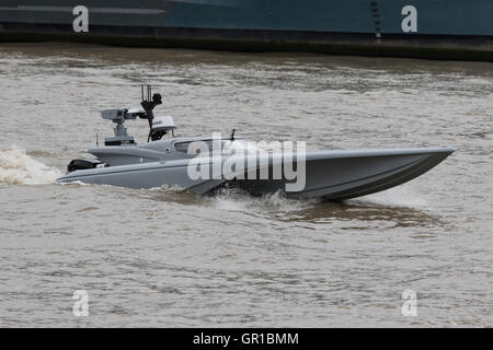 Londres, Royaume-Uni. 5e septembre 2016. La surface d'autonomie Maritime Testbed (mât), un navire de surface sans pilote (USV) qui est un type spécial de drone militaire est testé sur la Tamise près de Tower Bridge dans le cadre de la préparation de la Royal Navy sans pilote 'Warrior' programme de test à l'automne. Le drone bateau, connu sous le nom de Blade Runner a été accompagnée par HMS Archer. Credit : Vickie Flores/Alamy Live News Banque D'Images