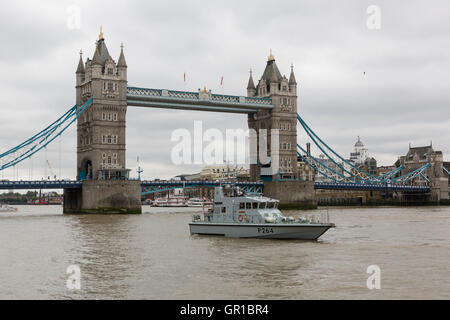 Londres, Royaume-Uni. 5e septembre 2016. La surface d'autonomie Maritime Testbed (mât), un navire de surface sans pilote (USV) qui est un type spécial de drone militaire est testé sur la Tamise près de Tower Bridge dans le cadre de la préparation de la Royal Navy sans pilote 'Warrior' programme de test à l'automne. Le drone bateau, connu sous le nom de Blade Runner a été accompagnée par HMS Archer. Credit : Vickie Flores/Alamy Live News Banque D'Images